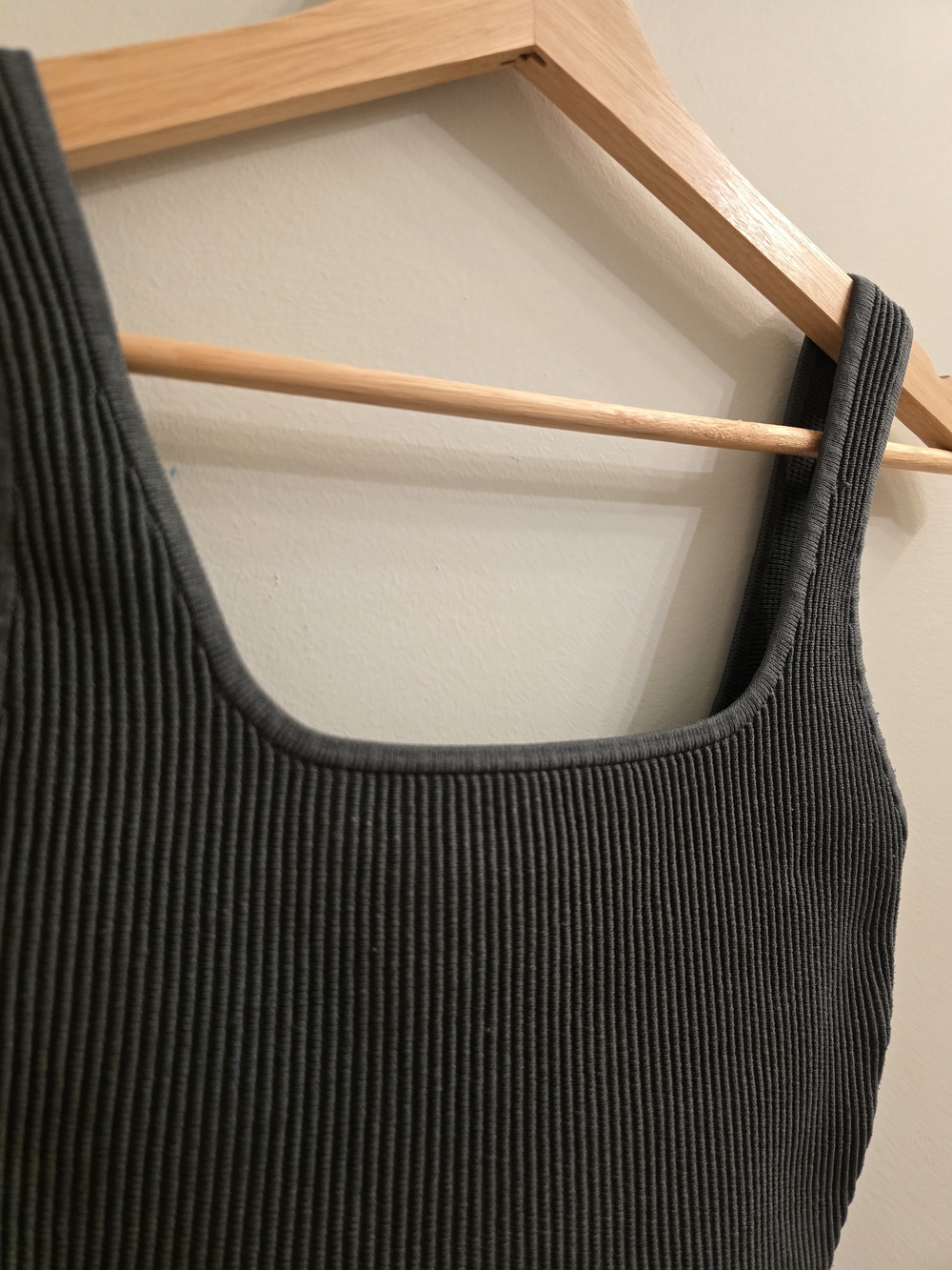 Babaton Ribbed Square-Neck Crop Tank - Picture 2 of 4